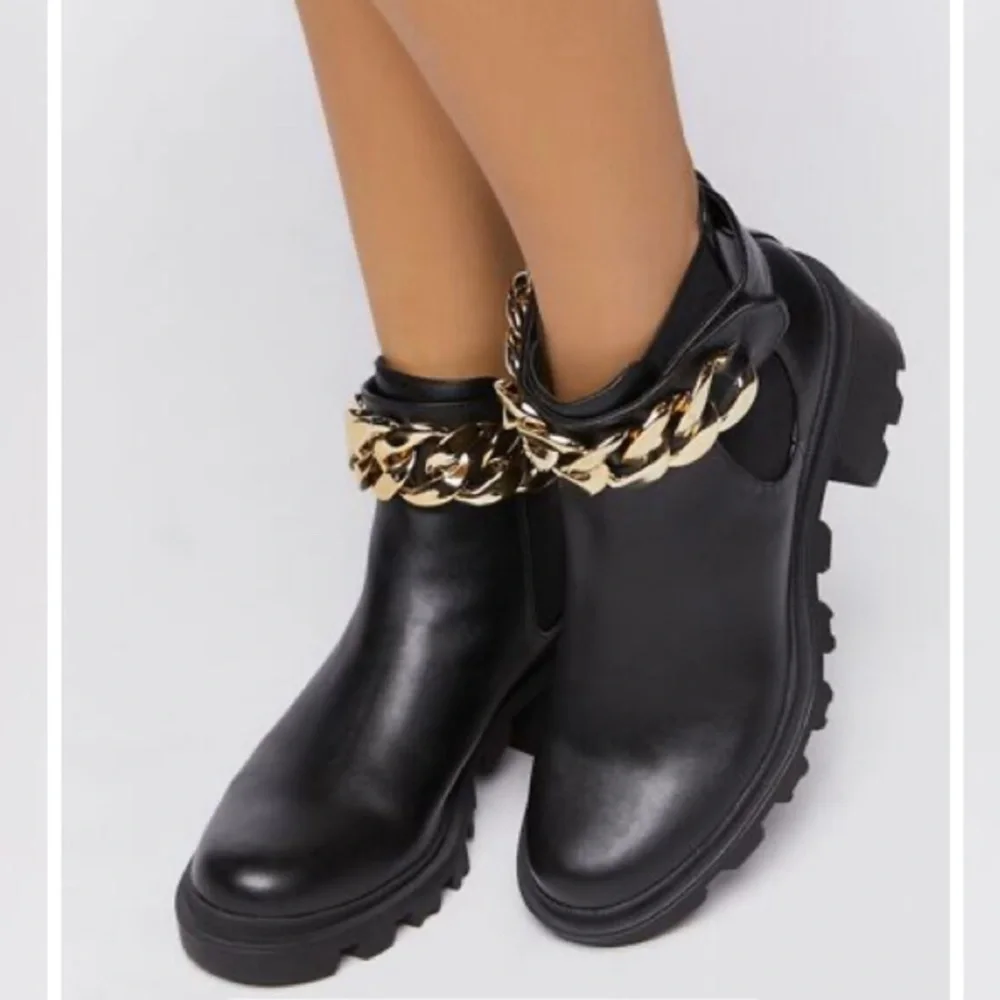 Black Chain Decor Platform Chelsea Boots